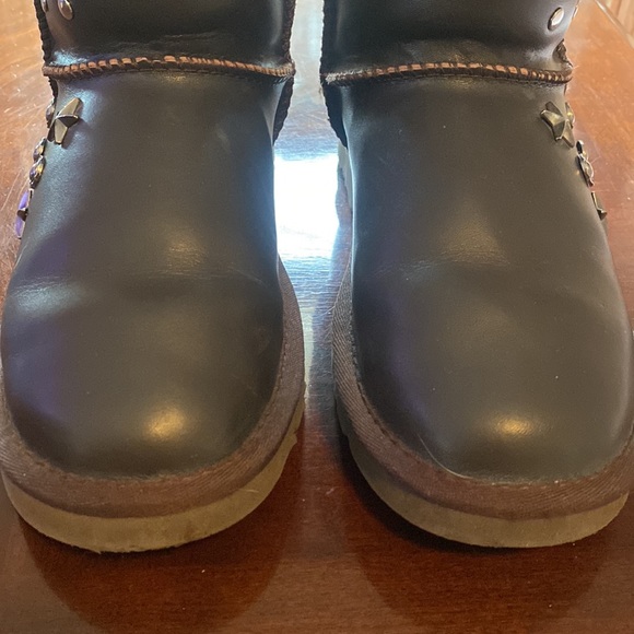- 🦊Ugg NWOT Big Kids leather studded boots. EUC. All studs in place. 👏 - Picture 13 of 16